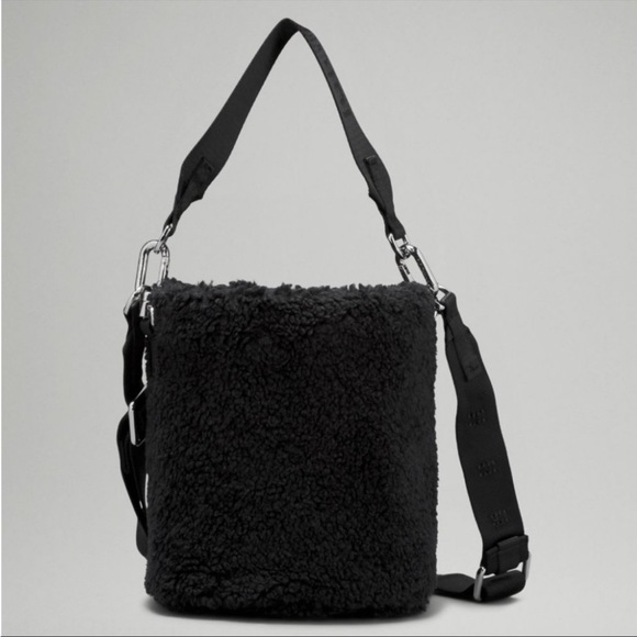 Lululemon Fleece Bucket Bag Crossbody - Picture 3 of 9